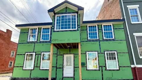 16 Broad St, Waterford, NY 12188