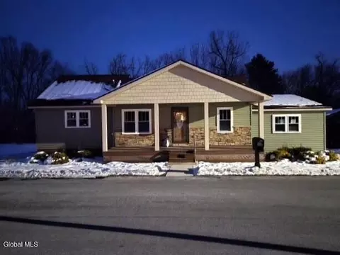 28 Colonial Rd, Stillwater, NY 12170