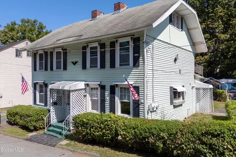 14 Lilac Ln, Troy, NY 12180