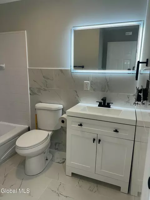 Bath - 740 Hamilton St, Schenectady, NY 12307 photo 3 of 4