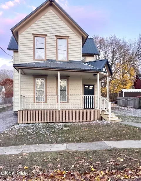 21 Wells St, Gloversville, NY 12078