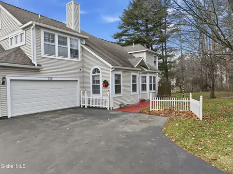 138 Killarney Dr, Niskayuna, NY 12309