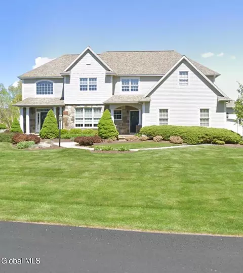 10 Shelbourne Dr, Loudonville, NY 12211