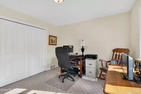 150 Paddock Cir, Schenectady, NY 12306 photo 21