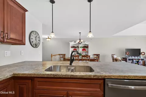 150 Paddock Cir, Schenectady, NY 12306 photo 5