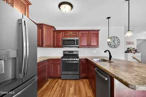 150 Paddock Cir, Schenectady, NY 12306 photo 7