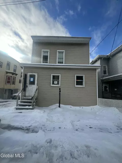77 Grove St, Amsterdam, NY 12010