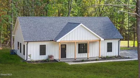 105 Chadwycke Ct, Valatie, NY 12184