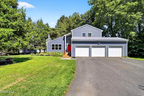 3 N Chestnut Hill Rd, Loudonville, NY 12211