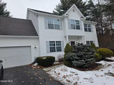 26 Woodshire Ct, Queensbury, NY 12804