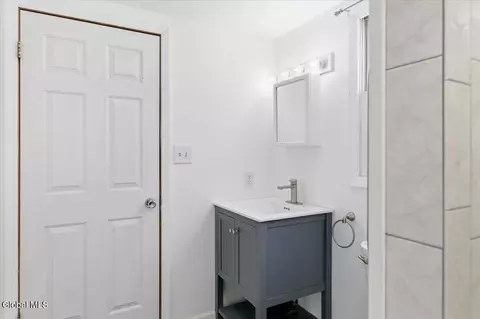 Bath - 36 Dunwoodie Rd, Glenmont, NY 12077 photo 3 of 4