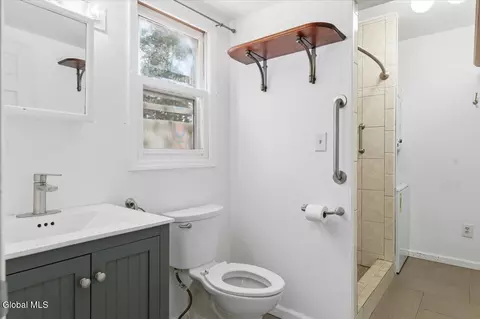 Bath - 36 Dunwoodie Rd, Glenmont, NY 12077 photo 1 of 4