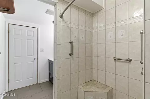 Bath - 36 Dunwoodie Rd, Glenmont, NY 12077 photo 2 of 4
