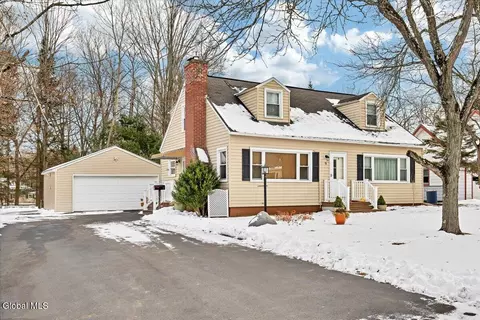 9 Kevin Ln, East Greenbush, NY 12061