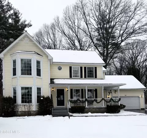 38 Deer Run Holw, Halfmoon, NY 12065