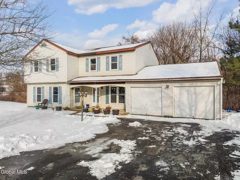 40-42 Hanover Dr, Delmar, NY 12054