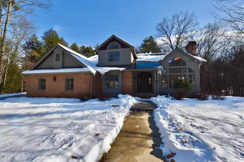 52 Sherwood Trl, Saratoga Springs, NY 12866