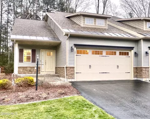 25 Canterbury Ln, Delmar, NY 12054