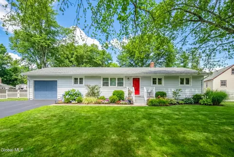 26 Birchwood Dr, Halfmoon, NY 12065