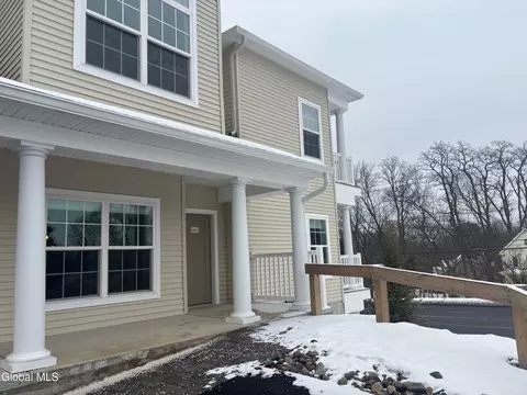604 Vly Pointe Dr, Niskayuna, NY 12309