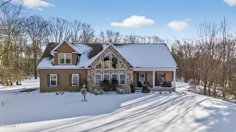 15 Debbie Ln, Averill Park, NY 12018
