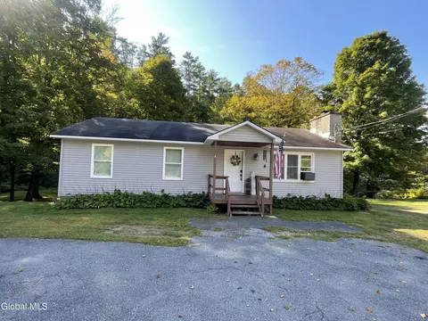 4 Mill St, Lake Luzerne, NY 12846