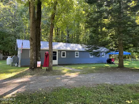 326 Middle Rd, Crown Point, NY 12928