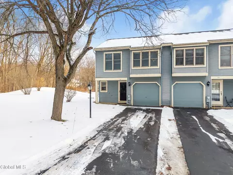 16 Flintlock Ln, Halfmoon, NY 12065