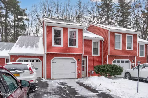 19 Tekakwitha Ct, Clifton Park, NY 12065