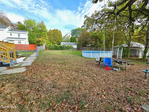 Exterior - 910 Gerling St, Schenectady, NY 12308 photo 8 of 9