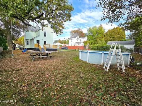 Exterior - 910 Gerling St, Schenectady, NY 12308 photo 2 of 9