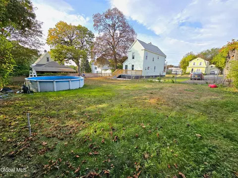 Exterior - 910 Gerling St, Schenectady, NY 12308 photo 5 of 9