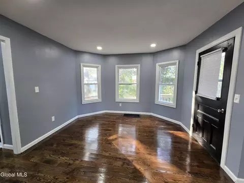 Living - 910 Gerling St, Schenectady, NY 12308 photo 2 of 5