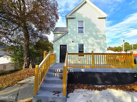 Exterior - 910 Gerling St, Schenectady, NY 12308 photo 4 of 9