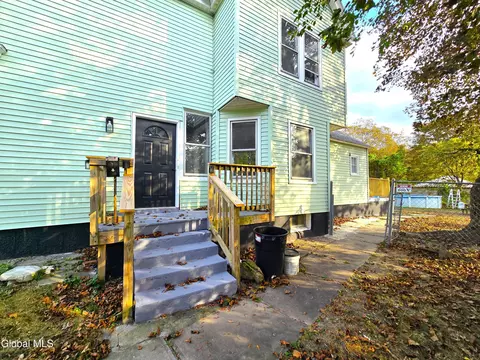 Exterior - 910 Gerling St, Schenectady, NY 12308 photo 6 of 9
