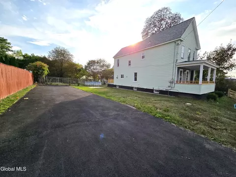 Exterior - 910 Gerling St, Schenectady, NY 12308 photo 1 of 9