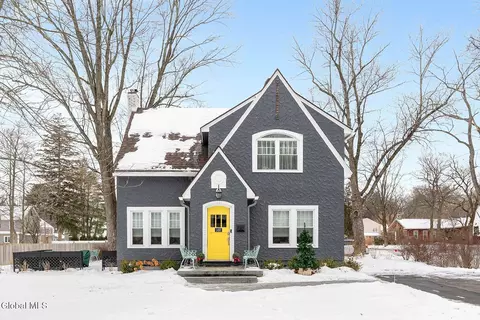 1497 Regent St, Niskayuna, NY 12309