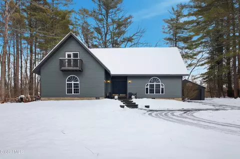 48 Meadow Dr, Queensbury, NY 12804