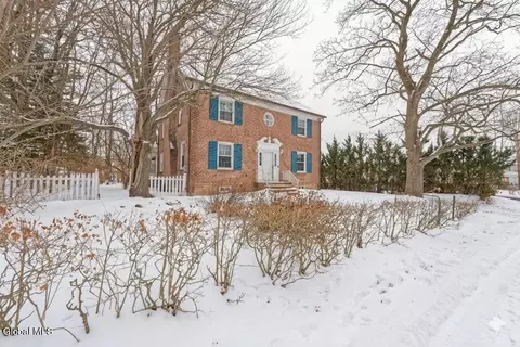 3 Groesbeck Pl, Delmar, NY 12054