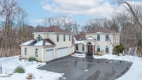 108 Woods Ln, Menands, NY 12204