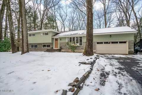 9 Wheeler Dr, Clifton Park, NY 12065