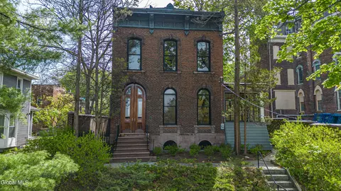 198 9th St, Troy, NY 12180
