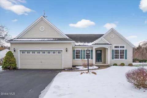 8 Danbury Ct, Clifton Park, NY 12065