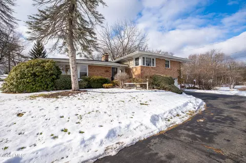 10 Campus View Dr, Loudonville, NY 12211