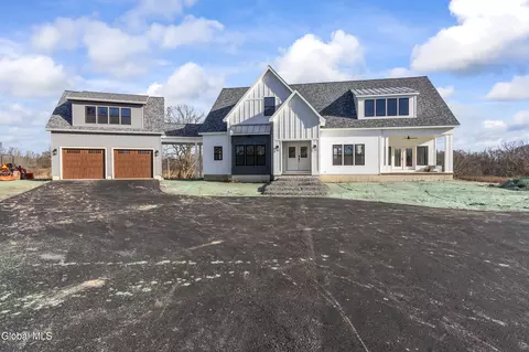 811 Waldens Pond Rd, Albany, NY 12203