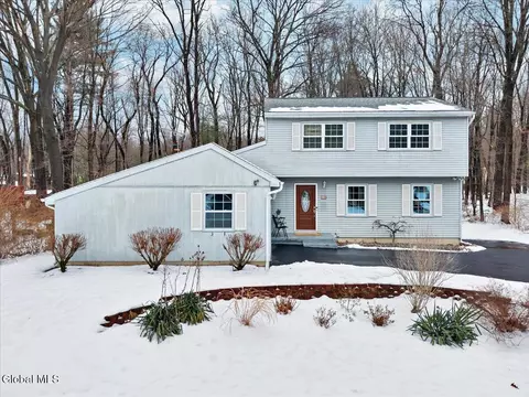 10 Barkwood Ln, Clifton Park, NY 12065