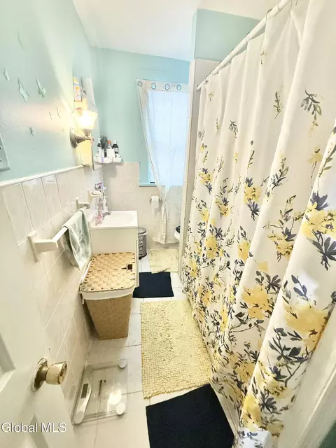 Bath - 5 Hawk St, Schenectady, NY 12307 photo 4 of 4