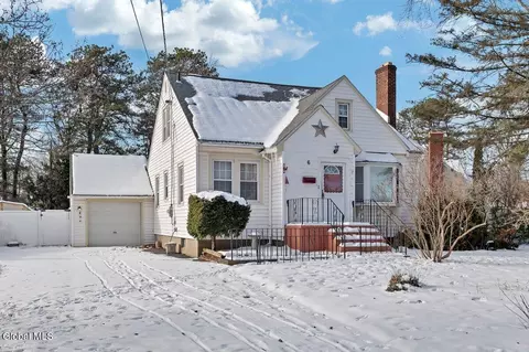 6 Mayflower Dr, Schenectady, NY 12306