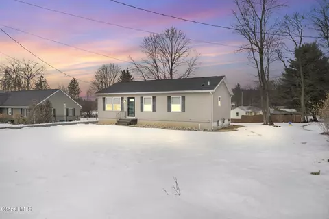 12 Clover Ave, East Greenbush, NY 12061