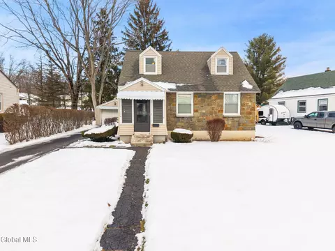 4 Woodrow Rd, Amsterdam, NY 12010